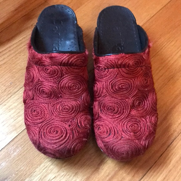 red sanita clogs